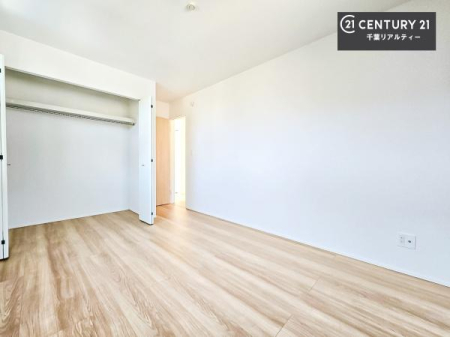 �q������ ���[�X�y�[�X���������Ă���A�ߗނ₨������A�w�p�i�Ȃǂ��������萮���ł��܂��B���������L���g���邽�߁A���K�Ő������Z��Ԃ��������܂��B