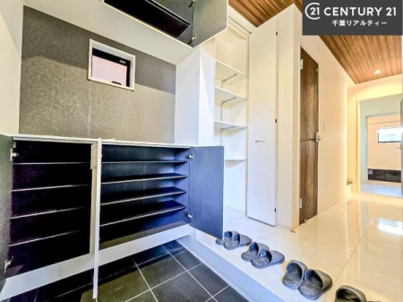 ���� �V���[�Y�{�b�N�X�t���Ȃ̂ŁA���ւ��Еt�����|�������₷���ł��I
�X�b�L���������ւŌ˂��J�����u�ԁA�������̂���S�n������Ԃ��o�}���Ă���܂��B