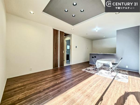 ���r���O �傫�ȑ����炽���Ղ�̗z���������閾�邢���r���O�B�J�����̂��郊�r���O�ŉƑ��c���̂��났�̎��Ԃ��߂����܂��B