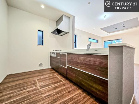 �L�b�`�� ��l�C�̑Ζʎ��V�X�e���L�b�`�����̗p���Ă��܂��I���Ƒ��̃R�~���j�P�[�V���������R�Ƒ�����݌v�ł��B
���q�l�ɂ��ڂ��͂��̂Ŋ������ł��ˁB�L�X�g���ĉ��K�ɍ�Ƃ��i�݂܂��B