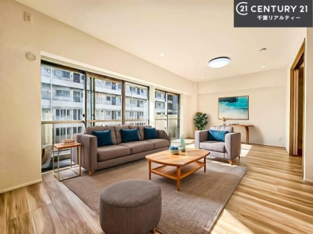 ���r���O �Ƌ��CG�p�[�X�ł��B�傫�ȑ����炽���Ղ�̗z���������閾�邢���r���O�B�J�����̂��郊�r���O�ŉƑ��c���̂��났�̎��Ԃ��߂����܂��B