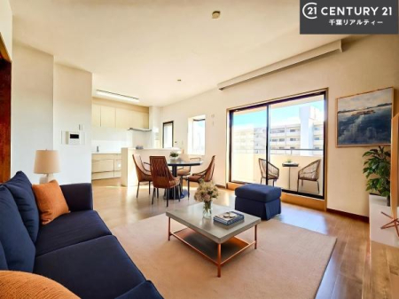 ���r���O �Ƌ��CG�p�[�X�ł��B�傫�ȑ����炽���Ղ�̗z���������閾�邢���r���O�B�J�����̂��郊�r���O�ŉƑ��c���̂��났�̎��Ԃ��߂����܂��B