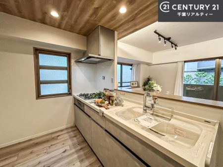 �L�b�`�� ���C�h�ȃV���N�ł��ˁI�������˂ɂ������������₷���Ǝ����y�X�d�l�̃V�X�e���L�b�`���ł��I
�f�U�C�����Ƌ@�\�������˂��L�b�`���Ő�����������܂��ˁI