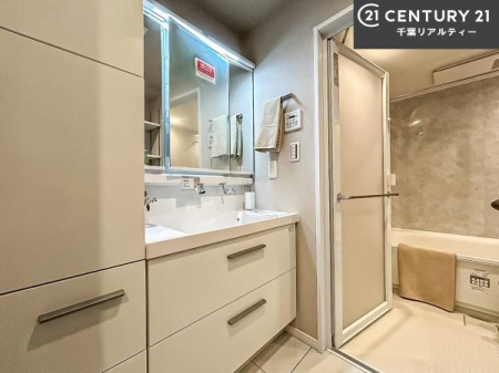 ���ʑ�E���ʏ� �O�ʋ��d�l�̐��ʏ��́A�g�����Ȃ݂����₷������I���͎��[�ɂȂ��Ă��܂��B�h���C���[�₨���ϓ����Еt������̂Ő��ʑ������X�b�L���ƌ����邱�Ƃ��o���܂��I