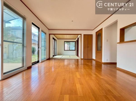 ���r���O ������̑����炽���Ղ�����������݁A�ƑS�̂ɖ��邳�ƊJ�����������炷���r���O�B�Ƒ��̏Ί炪���R�ɏW�܂�S�n�悢��Ԃł��B