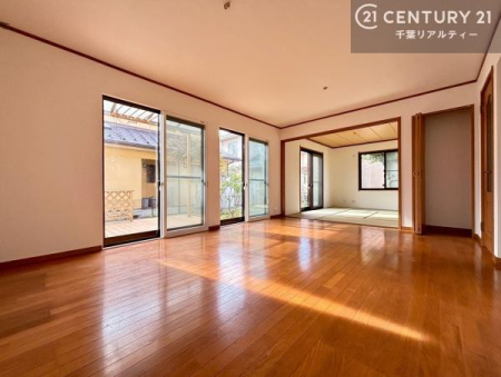 ���r���O ���ƕ��𑶕��Ɏ�荞�ޓ�������r���O�B���z���̌i�F�Ɩ��邳���A�����ɊJ�����Ə㎿�ȋ��S�n�����o���܂��B