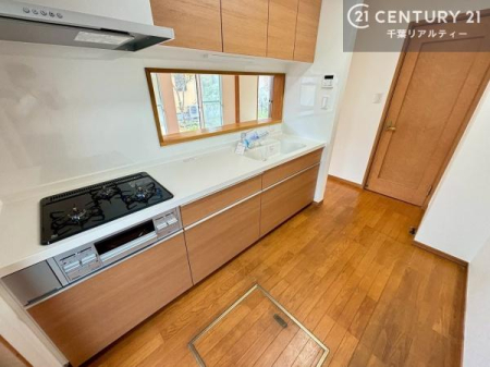 �L�b�`�� ��l�C�̑Ζʎ��V�X�e���L�b�`�����̗p���Ă��܂��I���Ƒ��̃R�~���j�P�[�V���������R�Ƒ�����݌v�ł��B
���q�l�ɂ��ڂ��͂��̂Ŋ������ł��ˁB�L�X�g���ĉ��K�ɍ�Ƃ��i�݂܂��B