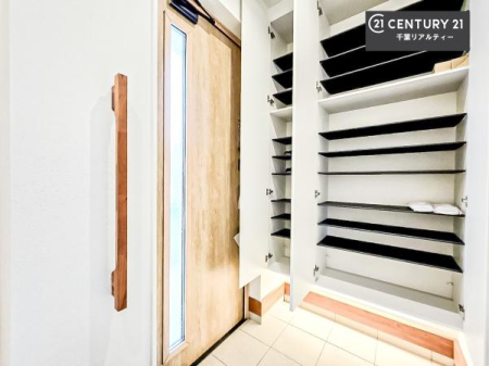 ���� �V���[�Y�{�b�N�X�t���Ȃ̂ŁA���ւ��Еt�����|�������₷���ł��I
�X�b�L���������ւŌ˂��J�����u�ԁA�������̂���S�n������Ԃ��o�}���Ă���܂��B