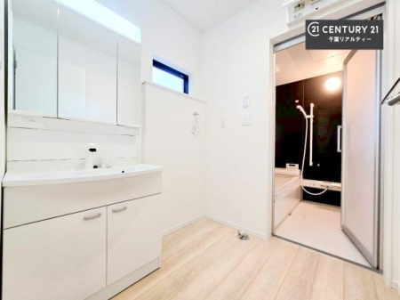 ���ʑ�E���ʏ� �O�ʋ��d�l�̐��ʏ��́A�g�����Ȃ݂����₷������I���͎��[�ɂȂ��Ă��܂��B�h���C���[�₨���ϓ����Еt������̂Ő��ʑ������X�b�L���ƌ����邱�Ƃ��o���܂��I