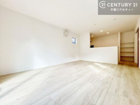 ���r���O �c����LDK�͐������������R�Ɛ����A�Ƌ�̔z�u�����₷���̂����͂ł��B�_�C�j���O�ƃ��r���O�̋��������o�����X�悭�A��Ԃ��������茩���Ă���܂��B