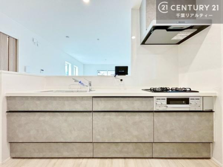 �L�b�`�� ��l�C�̑Ζʎ��V�X�e���L�b�`�����̗p���Ă��܂��I���Ƒ��̃R�~���j�P�[�V���������R�Ƒ�����݌v�ł��B
���q�l�ɂ��ڂ��͂��̂Ŋ������ł��ˁB�L�X�g���ĉ��K�ɍ�Ƃ��i�݂܂��B