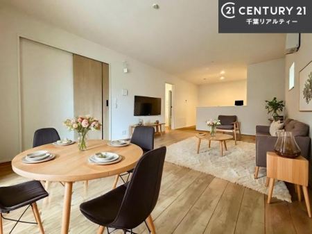 ���r���O �Ƌ��CG�p�[�X�ł��B�S�n�ǂ����r���O�͉Ƒ������R�ƏW�܂�܂��B�Ƒ��c�R�̎��Ԃ����������ł��B���Ƒ��ƁA����w�[���������Ԃ��߂��������ł��ˁB���邭�J���I�ȋ�Ԃł��B