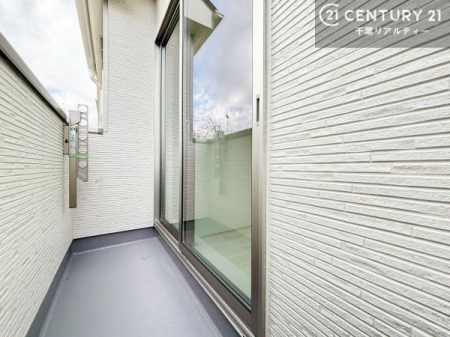 �o���R�j�[ �����ӂ�������o���R�j�[�́A�Ƒ��̐��󕨊������̃K�[�f�j���O�ɂ�����B��炵�ɐS�n�悳���v���X���܂��B