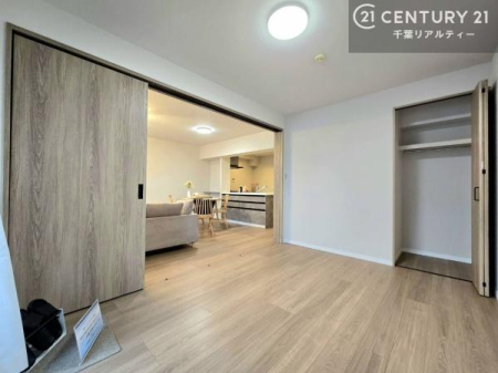 �Q�� ���r���O�ɗאڂ����m���́A�����������Z���A�Q��N�����X���[�Y�ɍs���邽�ߐQ���ɓK���Ă��܂��B�Ƒ��̋C�z������������S��������A����߂�΂�������ƃv���C�x�[�g��Ԃ��m�ۂł���_�����́B