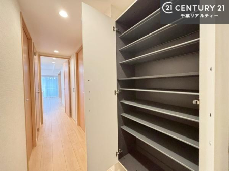 ���� �V���[�Y�{�b�N�X�t���Ȃ̂ŁA���ւ��Еt�����|�������₷���ł��I
�X�b�L���������ւŌ˂��J�����u�ԁA�������̂���S�n������Ԃ��o�}���Ă���܂��B
