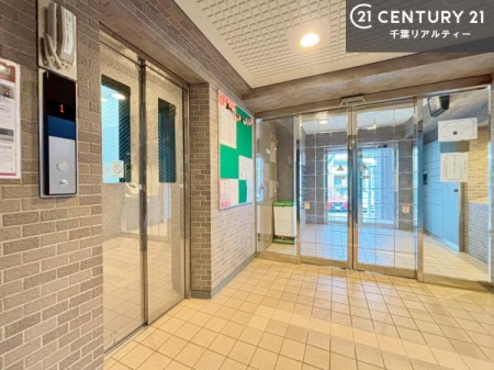 �G���g�����X �G���g�����X�̓I�[�g���b�N���̗p�I���K�҂���������m�F�ł��A�h�Ɩʂɂ��z�����ꂽ���S�̃}���V�����ł��B
�����̕�炵�ɁA�S�����Z�L�����e�B������Ă��܂��I