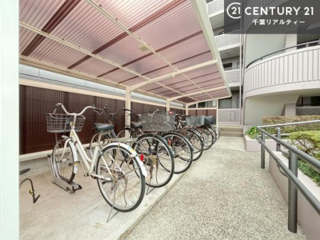 ���̑����p�� ���֏ꊮ���ŁA���q���܂̎��]�Ԃ�ʋΗp�̎��]�Ԃ����S���Ēu���܂��B���Ƒ��ɂ����ꂵ���֗��Ȑݔ��ł��B