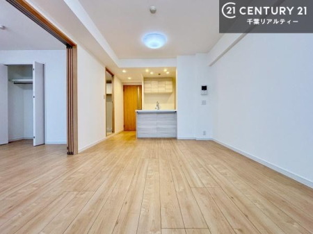 ���r���O LDK�́A�L�b�`�����烊�r���O�܂Ŏ������ʂ�A�Ƒ��Ƃ̉�b���e�ރR�~���j�P�[�V������ԁB�݂�Ȃňꏏ�ɉ߂������Ԃ����R�ɑ����܂��B