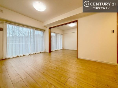 ���r���O �傫�ȑ����炽���Ղ�̍̌���������郊�r���O�͖��邭�J���������Ԃł��I