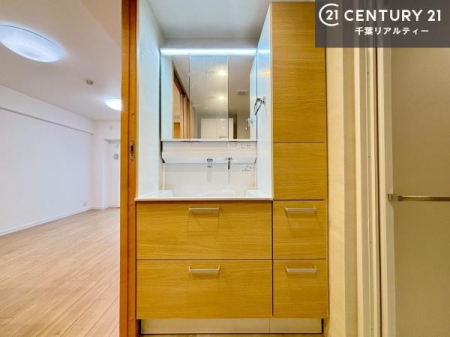 ���ʑ�E���ʏ� �O�ʋ��d�l�̐��ʏ��́A�g�����Ȃ݂����₷������I���͎��[�ɂȂ��Ă��܂��B�h���C���[�₨���ϓ����Еt������̂Ő��ʑ������X�b�L���ƌ����邱�Ƃ��o���܂��I