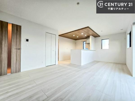 ���r���O �J�����̂���L�XLDK�I�\�t�@�[��_�C�j���O�e�[�u����u���Ă������ɂȂ�Ȃ��̂ŉ��K�ɉ߂����܂��I�R�~���j�P�[�V���������₷�����r���O�ł��I