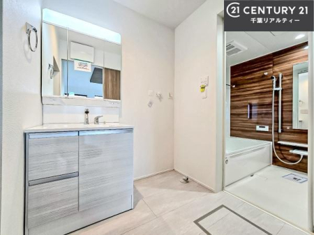 ���ʑ�E���ʏ� �O�ʋ��d�l�̐��ʏ��́A�g�����Ȃ݂����₷������I���͎��[�ɂȂ��Ă��܂��B�h���C���[�₨���ϓ����Еt������̂Ő��ʑ������X�b�L���ƌ����邱�Ƃ��o���܂��I