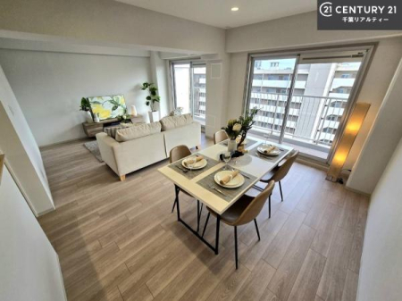 ���r���O ��؂ȉƑ����W�܂邩�炱��LDK�ɂ͂�����肽���B��������̂悢�L�`��LDK���A�q�����������C�ɏ΂��Ȃ��瑖�����Ă���p�����������u�L���Ƃɂ��ėǂ������v�Ǝv���u�Ԃł��B