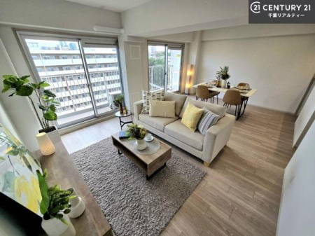 ���r���O ���邢�F���̃��r���O�́A���������L�������邱�Ƃ���J���������Ԃ����o�������܂��I
�V���v���ȓ����ŉƋ�̍��킹�₷���������g�̍ʂɐ��ߏグ�邱�Ƃ��o���܂��I