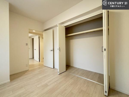 �q������ ���[�X�y�[�X���t���Ă���̂ŁA�}�ȗ��q���ł��U�炩��������������T�b�ƕЂÂ����đ�ϕ֗��ł��I�ǖʂ��L�X���Ă���̂ŁA�׋�����x�b�h�̒u����ɍ���܂���I