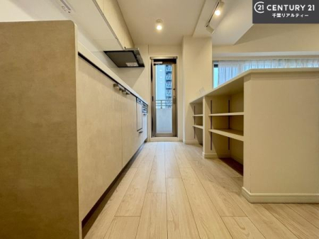 �L�b�`�� �����ɏW���ł���Ɨ��^�L�b�`���B
���r���O�E�_�C�j���O����قǂ悭�d�؂�ꂽ��Ԃ̂��߁A�������̂ɂ����≹���C�ɂ����A���������č�Ƃ��ł��܂��B