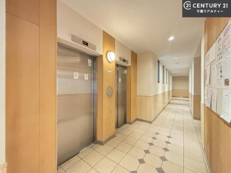 ���̑����p�� �G���x�[�^�[�����̃}���V�����ŁA�d���ו���x�r�[�J�[�̈ړ������K�B�����̐��������X���[�Y�ɂȂ�܂��B