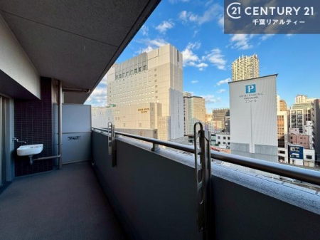 �o���R�j�[ �L�X�Ƃ����o���R�j�[���S�����ɐڑ����Ă��邽�߁A�����A���̂����b�͂������A�C���]���⃊���b�N�X�ɂ�����B�J�����ƕ�炵�₷���𗼗������݌v�ł��B