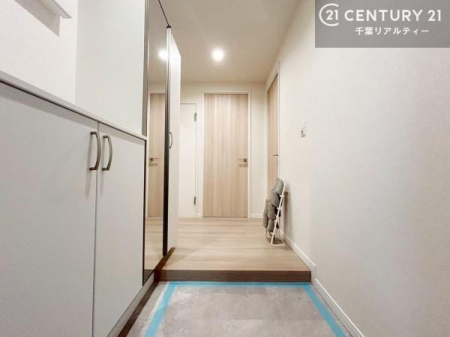 ���� ���ւɂ͑S�g���`�F�b�N�ł���p����ݒu���A�V���[�Y�{�b�N�X�������B���o�����O�̐g�x�x���X���[�Y�ŁA�����������萮������Ԃ�ۂĂ܂��B