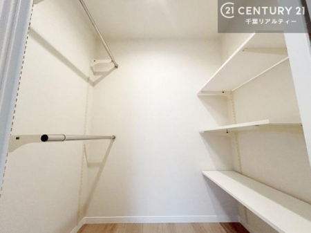 ���[ ��^�̃E�H�[�N�C���N���[�[�b�g�iWIC�j��������Z�܂��́A���[�͂Ɖ��K�������˔������ґ�ȋ�Ԑ݌v�B�ߗނ�o�b�O�A�G�ߕ��܂łЂƂ܂Ƃ߂ɂł��A���X�̐������ڂ������ƃX�}�[�g�ɁI