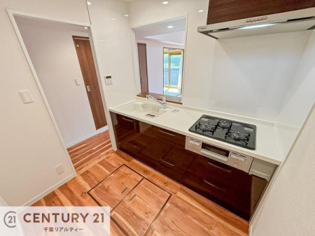 �L�b�`�� ��l�C�̑Ζʎ��V�X�e���L�b�`�����̗p���Ă��܂��I���Ƒ��̃R�~���j�P�[�V���������R�Ƒ�����݌v�ł��B
���[�X�y�[�X���L�x�ŁA�����X�y�[�X���X�b�L���ƕЕt���Ђ�`�����p�ł��܂��I