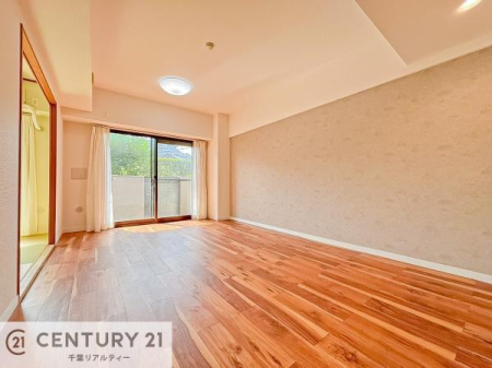 ���r���O ���邢�F�̃��r���O�́A���������L�������邱�Ƃ���J���������Ԃ����o�������܂��I
�V���v���ȓ����ŉƋ�̍��킹�₷���������g�̍ʂɐ��ߏグ�邱�Ƃ��o���܂��I