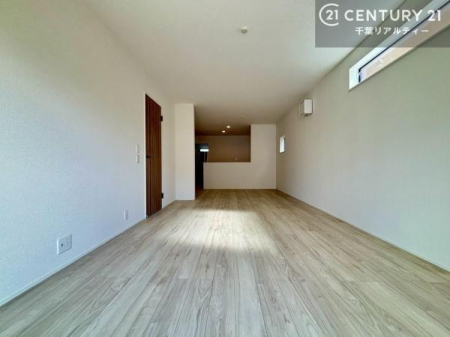 ���r���O 20�������̊J�������ӂ��LDK�͏c���ŉƋ�̔z�u�����₷�Ԏ��ɂȂ��Ă���܂��I