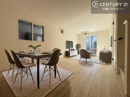 ���r���O �Ƌ��CG�p�[�X�ł��B�S�n�ǂ����r���O�͉Ƒ������R�ƏW�܂�܂��B�Ƒ��c�R�̎��Ԃ����������ł��B���Ƒ��ƁA����w�[���������Ԃ��߂��������ł��ˁB���邭�J���I�ȋ�Ԃł��B