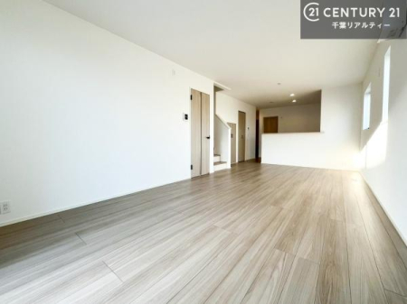 ���r���O �S�n�ǂ����r���O�͉Ƒ������R�ƏW�܂�܂��B�Ƒ��c�R�̎��Ԃ����������ł��B���Ƒ��ƁA����w�[���������Ԃ��߂��������ł��ˁB