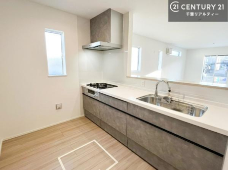 �L�b�`�� ��l�C�̑Ζʎ��V�X�e���L�b�`�����̗p���Ă��܂��I���Ƒ��̃R�~���j�P�[�V���������R�Ƒ�����݌v�ł��B
���q�l�ɂ��ڂ��͂��̂Ŋ������ł��ˁB�L�X�g���ĉ��K�ɍ�Ƃ��i�݂܂��B