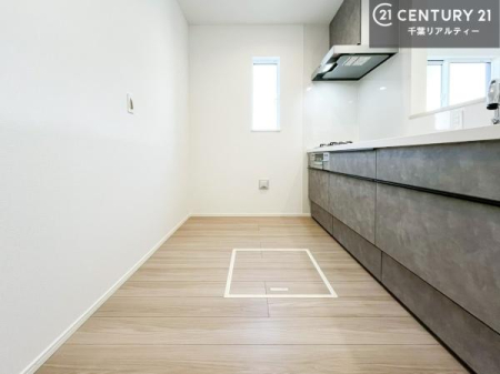 �L�b�`�� ��Ƃ肠�钲���X�y�[�X�ō�Ƃ����₷�����K�ȃL�b�`���ł��I
���q�l�ƈꏏ�ɂ��َq������y���߂�L�X�X�y�[�X�ł��B�y�����������ԂɂȂ肻���ł��ˁI