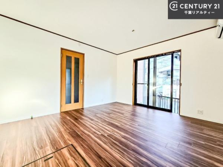 ���r���O �傫�ȑ����炽���Ղ�̗z���������閾�邢���r���O�B�J�����̂��郊�r���O�ŉƑ��c���̂��났�̎��Ԃ��߂����܂��B