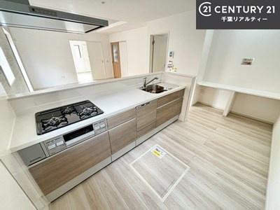 �L�b�`�� ��l�C�̑Ζʎ��V�X�e���L�b�`�����̗p���Ă��܂��I���Ƒ��̃R�~���j�P�[�V���������R�Ƒ�����݌v�ł��B
���q�l�ɂ��ڂ��͂��̂Ŋ������ł��ˁB�L�X�g���ĉ��K�ɍ�Ƃ��i�݂܂��B