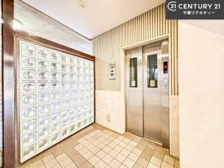 ���̑����p�� �G���x�[�^�[�����̃}���V�����ŁA�d���ו���x�r�[�J�[�̈ړ������K�B�����̐��������X���[�Y�ɂȂ�܂��B