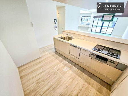 �L�b�`�� ��l�C�̑Ζʎ��V�X�e���L�b�`�����̗p���Ă��܂��I���Ƒ��̃R�~���j�P�[�V���������R�Ƒ�����݌v�ł��B
���q�l�ɂ��ڂ��͂��̂Ŋ������ł��ˁB�L�X�g���ĉ��K�ɍ�Ƃ��i�݂܂��B