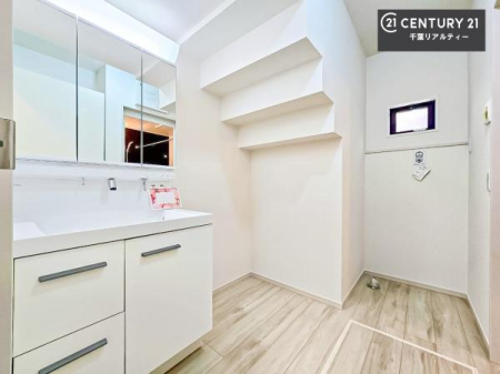 ���ʑ�E���ʏ� �O�ʋ��d�l�̐��ʏ��́A�g�����Ȃ݂����₷������I���͎��[�ɂȂ��Ă��܂��B�h���C���[�₨���ϓ����Еt������̂Ő��ʑ������X�b�L���ƌ����邱�Ƃ��o���܂��I