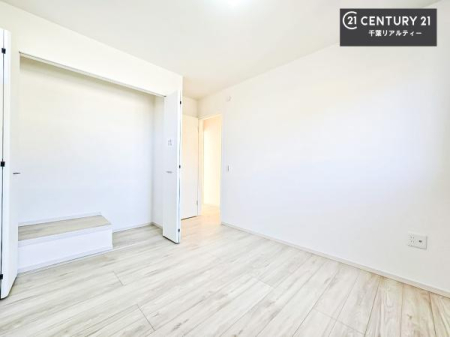 �q������ ���[�X�y�[�X���������Ă���A�ߗނ₨������A�w�p�i�Ȃǂ��������萮���ł��܂��B���������L���g���邽�߁A���K�Ő������Z��Ԃ��������܂��B