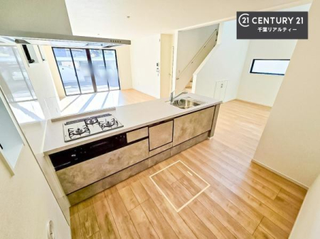 �L�b�`�� ��Ƃ肠�钲���X�y�[�X�ō�Ƃ����₷�����K�ȃL�b�`���ł��I
���q�l�ƈꏏ�ɂ��َq������y���߂�L�X�X�y�[�X�ł��B�y�����������ԂɂȂ肻���ł��ˁI