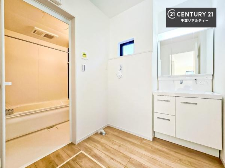 ���ʑ�E���ʏ� �O�ʋ��d�l�̐��ʏ��́A�g�����Ȃ݂����₷������I���͎��[�ɂȂ��Ă��܂��B�h���C���[�₨���ϓ����Еt������̂Ő��ʑ������X�b�L���ƌ����邱�Ƃ��o���܂��I