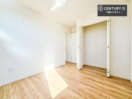 �q������ ���[�X�y�[�X���������Ă���A�ߗނ₨������A�w�p�i�Ȃǂ��������萮���ł��܂��B���������L���g���邽�߁A���K�Ő������Z��Ԃ��������܂��B